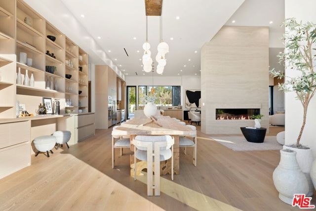 5200 Oakdale Avenue, Woodland Hills (los Angeles), CA 91364