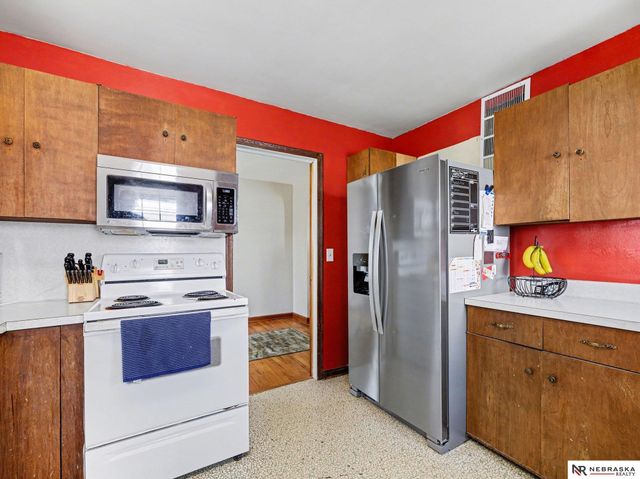 4827 Hickory Street, Omaha, NE 68106
