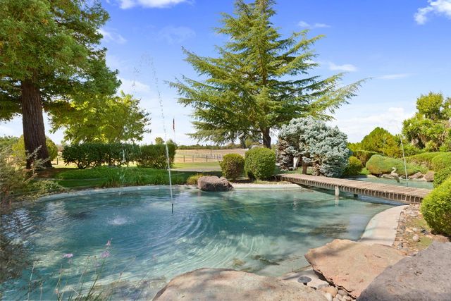 925 Townhill Rd, Oakdale, CA 95361