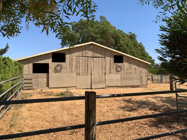 925 Townhill Rd, Oakdale, CA 95361