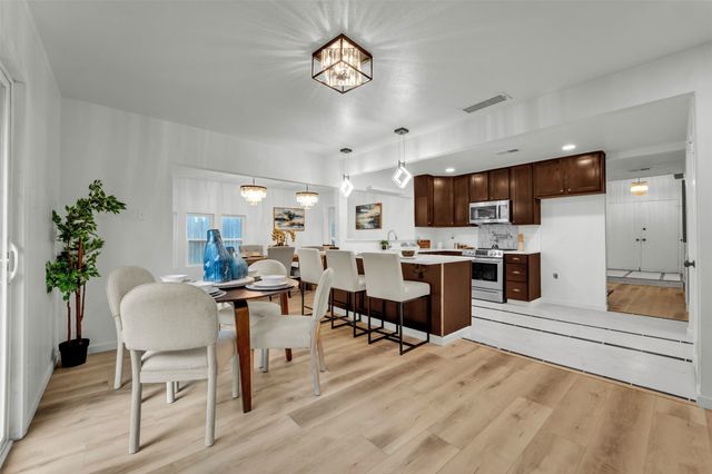 2114 Via Vista, Carrollton, TX 75006