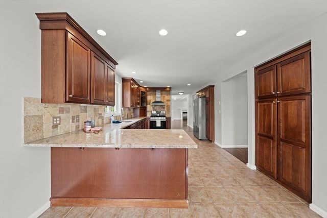 8 Woods Hill Cir, Woburn, MA 01801
