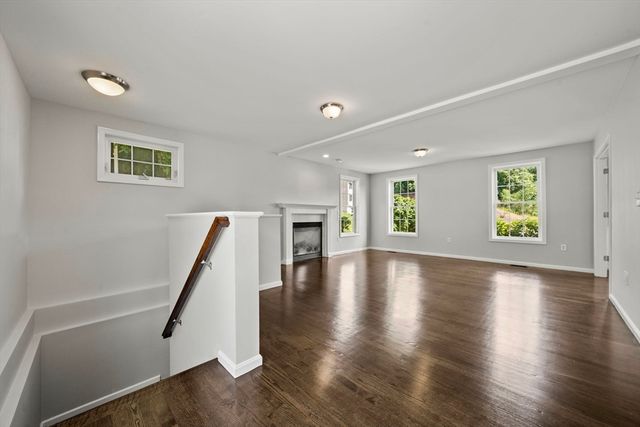 8 Woods Hill Cir, Woburn, MA 01801