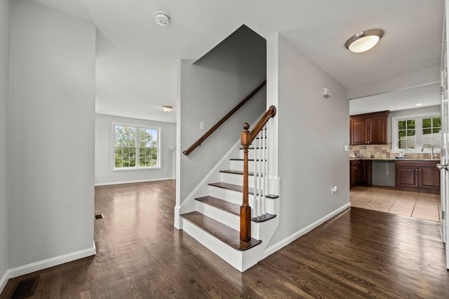 8 Woods Hill Cir, Woburn, MA 01801