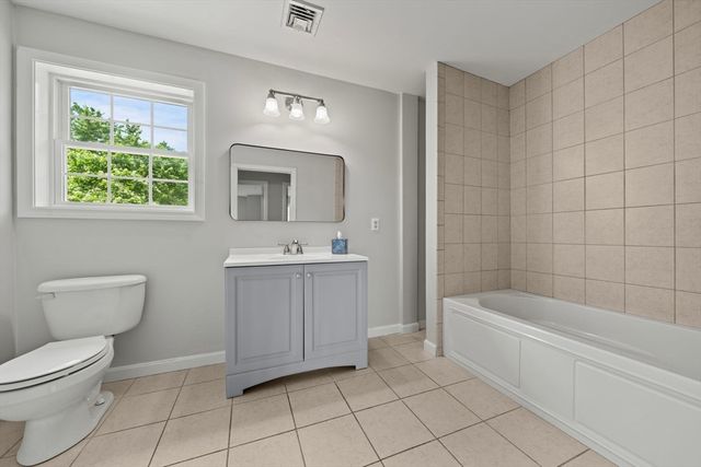 8 Woods Hill Cir, Woburn, MA 01801