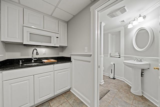 8 Woods Hill Cir, Woburn, MA 01801