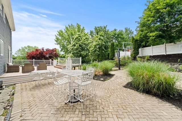 8 Woods Hill Cir, Woburn, MA 01801