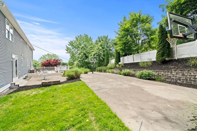 8 Woods Hill Cir, Woburn, MA 01801
