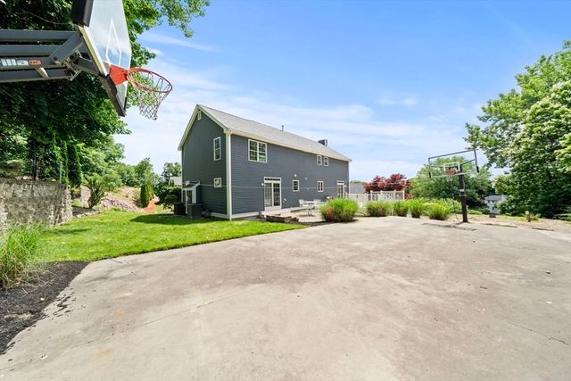 8 Woods Hill Cir, Woburn, MA 01801
