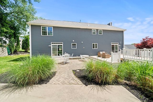 8 Woods Hill Cir, Woburn, MA 01801