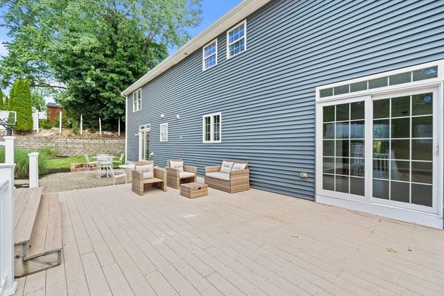 8 Woods Hill Cir, Woburn, MA 01801