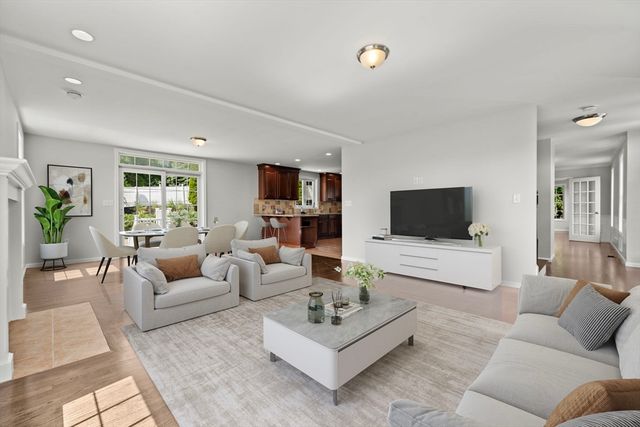 8 Woods Hill Cir, Woburn, MA 01801