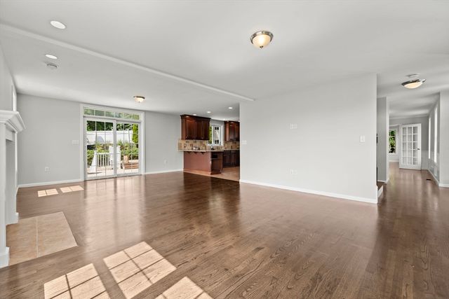 8 Woods Hill Cir, Woburn, MA 01801