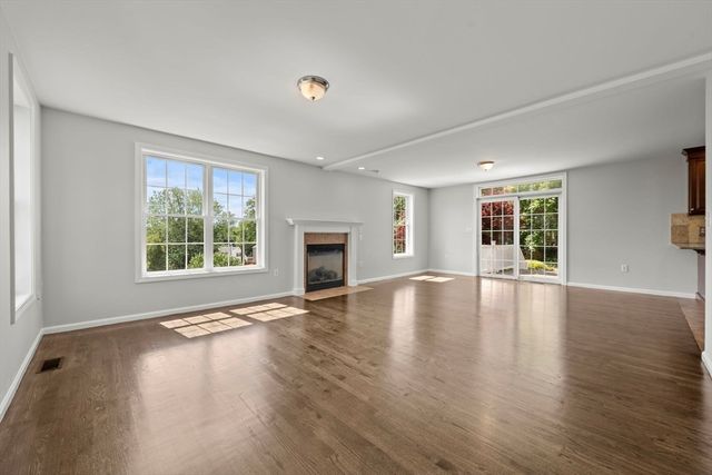 8 Woods Hill Cir, Woburn, MA 01801