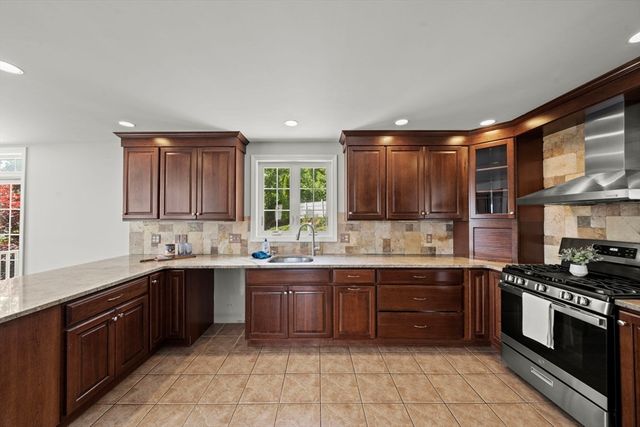 8 Woods Hill Cir, Woburn, MA 01801