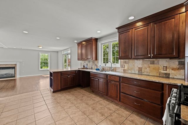 8 Woods Hill Cir, Woburn, MA 01801