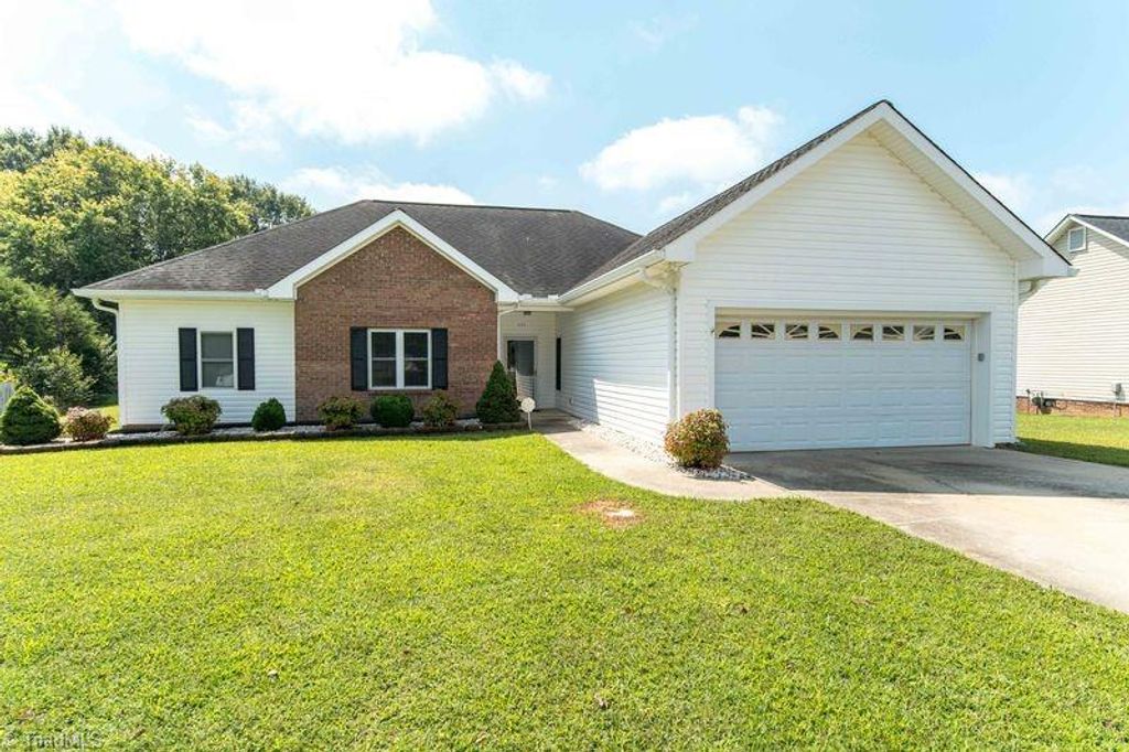 111 Hunters Horn Lane, Winston-salem, NC 27107