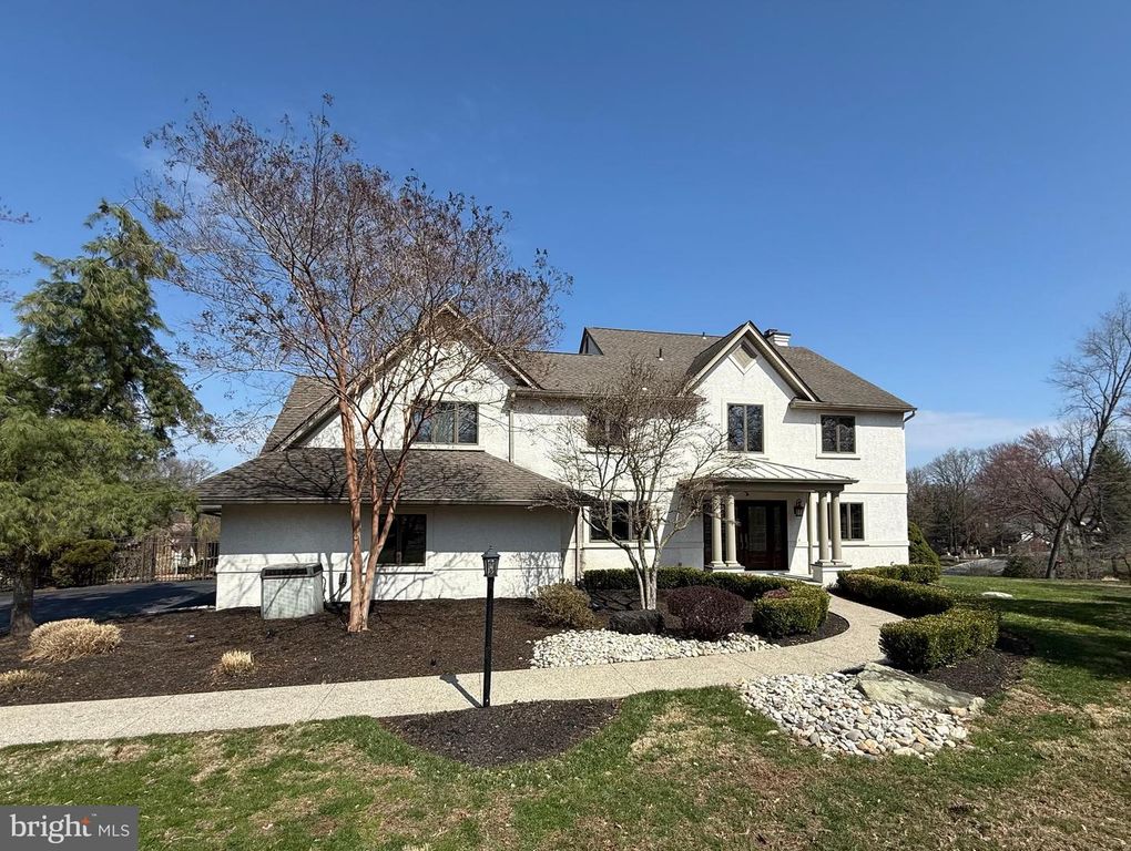 2 FOREST LAKE DR, Media, PA 19063