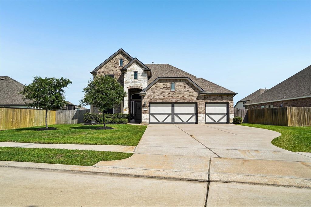11715 Autumn Leaf Drive, Mont Belvieu, TX 77535