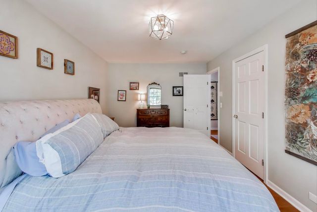 21301 N Woodland Avenue, Barrington, IL 60010