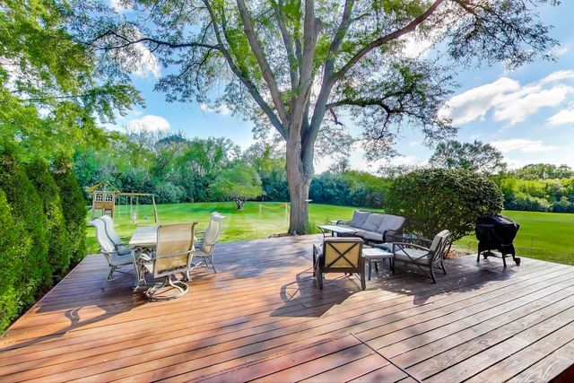 21301 N Woodland Avenue, Barrington, IL 60010