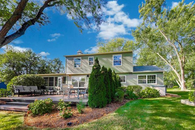 21301 N Woodland Avenue, Barrington, IL 60010