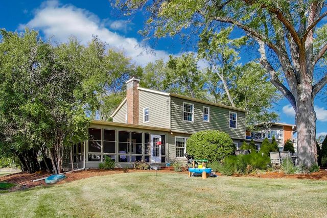21301 N Woodland Avenue, Barrington, IL 60010