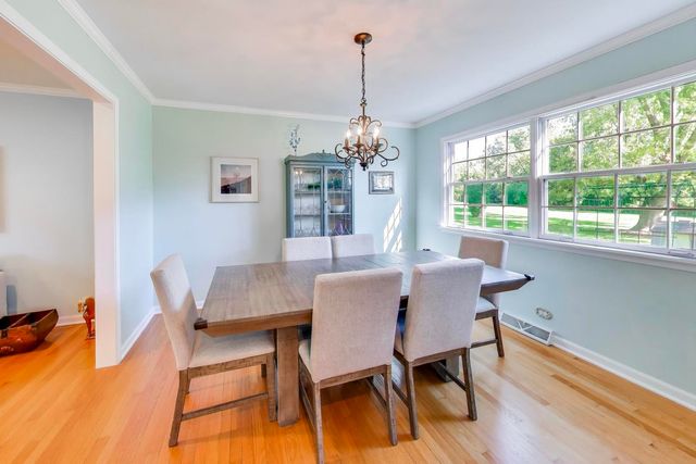 21301 N Woodland Avenue, Barrington, IL 60010