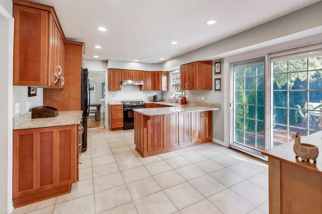 21301 N Woodland Avenue, Barrington, IL 60010