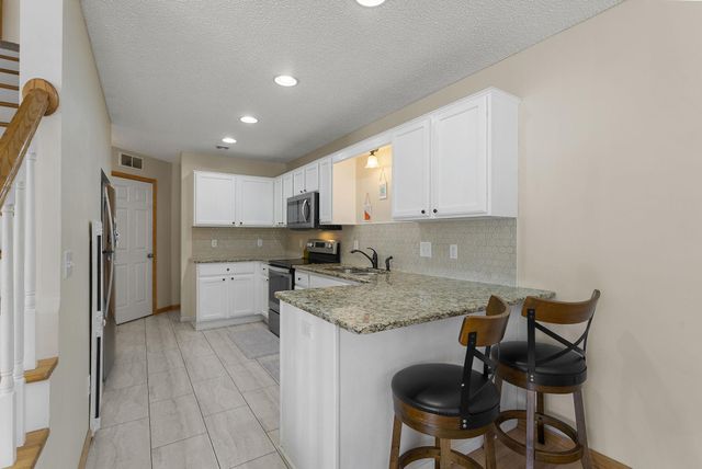 8706 Quarry Ridge Lane D, Woodbury, MN 55125