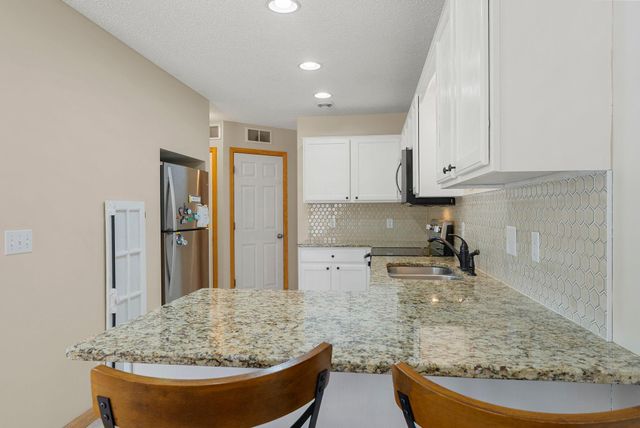 8706 Quarry Ridge Lane D, Woodbury, MN 55125