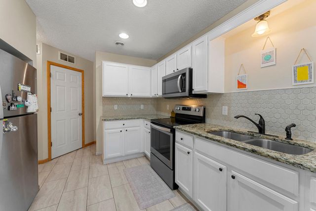 8706 Quarry Ridge Lane D, Woodbury, MN 55125