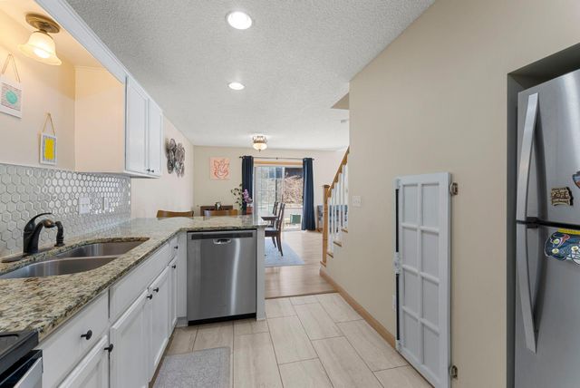 8706 Quarry Ridge Lane D, Woodbury, MN 55125