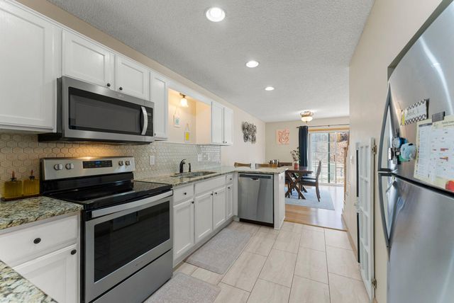 8706 Quarry Ridge Lane D, Woodbury, MN 55125