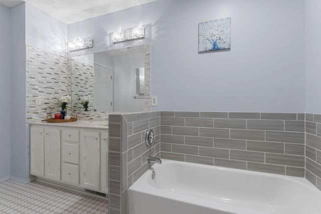 8706 Quarry Ridge Lane D, Woodbury, MN 55125