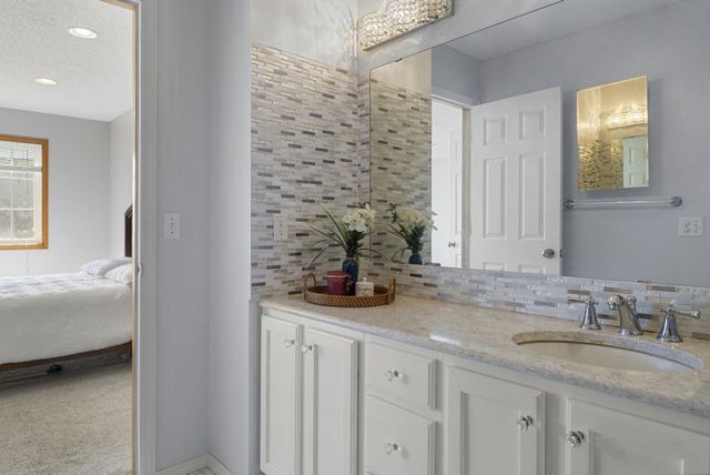 8706 Quarry Ridge Lane D, Woodbury, MN 55125