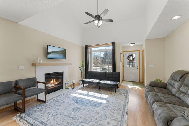 8706 Quarry Ridge Lane D, Woodbury, MN 55125