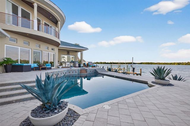 2279 MERMAID POINT NE, St Petersburg, FL 33703