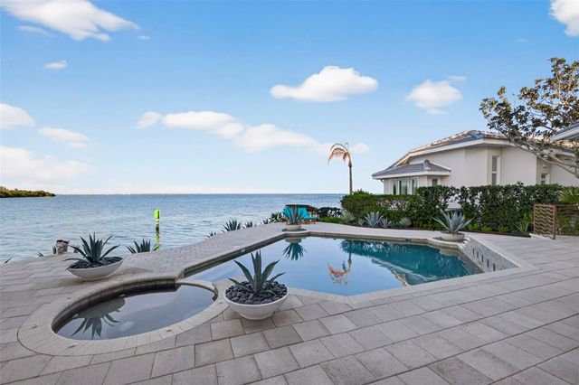 2279 MERMAID POINT NE, St Petersburg, FL 33703