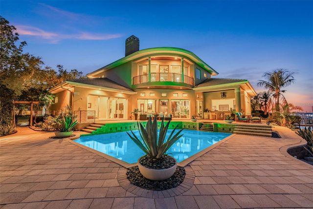 2279 MERMAID POINT NE, St Petersburg, FL 33703