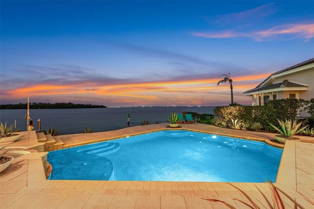 2279 MERMAID POINT NE, St Petersburg, FL 33703