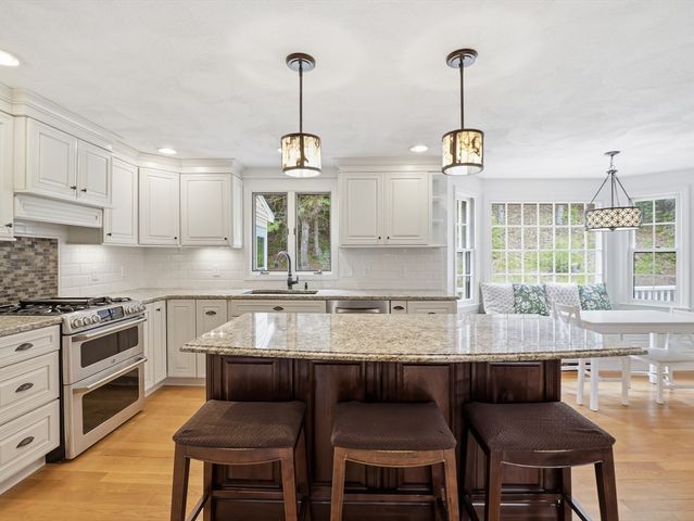 4 Nicoll Dr, Andover, MA 01810