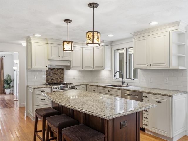 4 Nicoll Dr, Andover, MA 01810