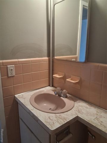 8900 E Jefferson 725 & 726, Detroit, MI 48214