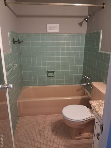 8900 E Jefferson 725 & 726, Detroit, MI 48214