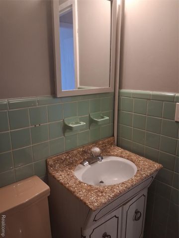 8900 E Jefferson 725 & 726, Detroit, MI 48214