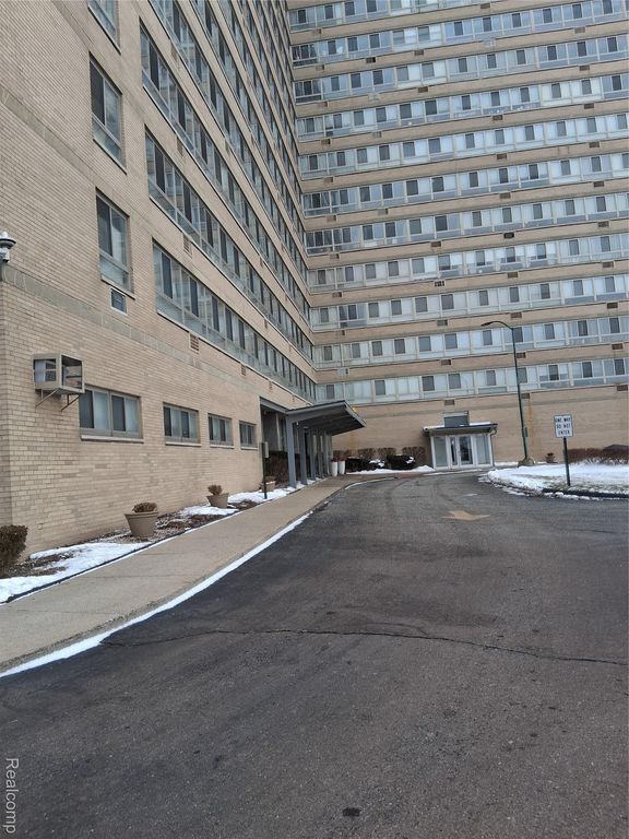 8900 E Jefferson 725 & 726, Detroit, MI 48214