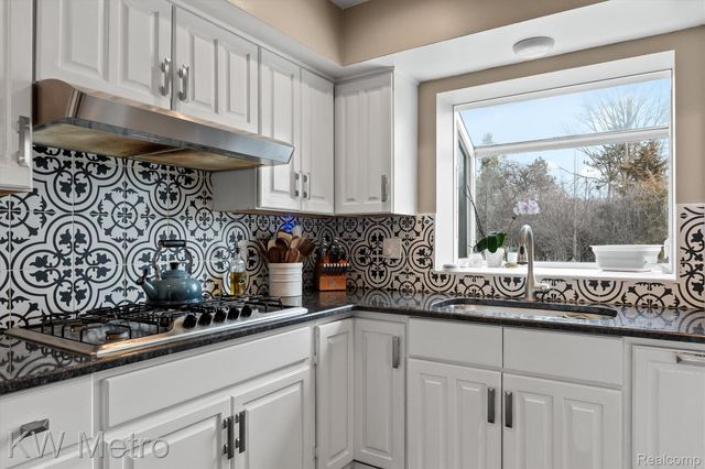 27464 E Skye Drive, Farmington Hills, MI 48334