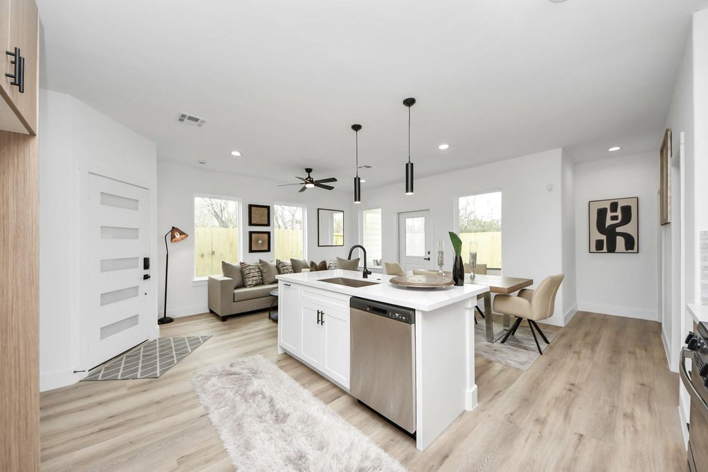 9026 Scott Street, Houston, TX 77051