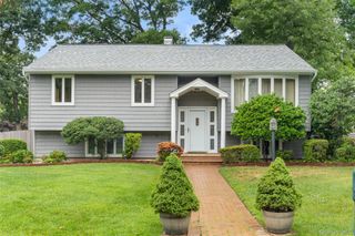 142 Mohican Avenue, Ronkonkoma, NY 11779